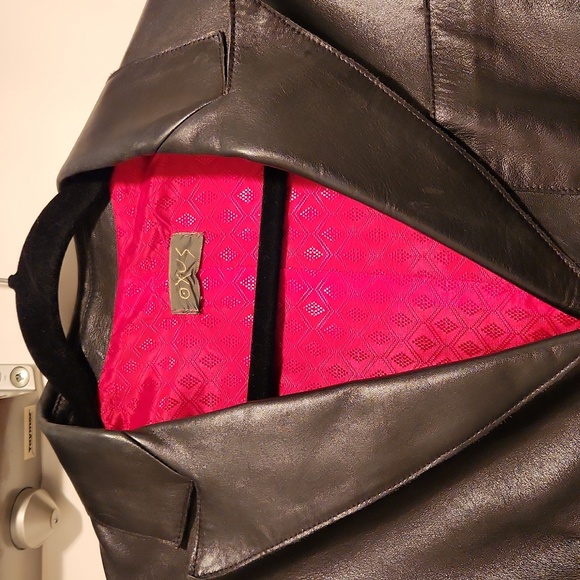 Black leather suit jacket size 40 beautifully tailored feels like butter - Picture 2 of 3